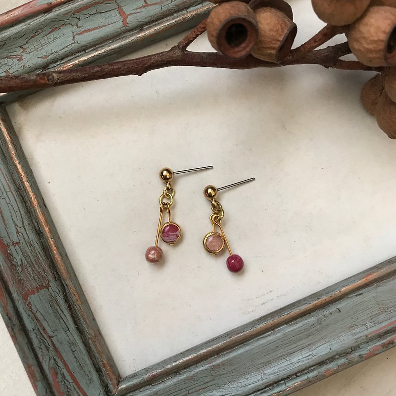 Some cherry-like asymmetric small earrings/3color/software handmade earrings - Earrings & Clip-ons - Pottery Multicolor