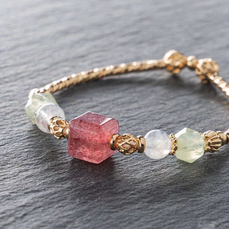 [Natural Stone Bracelet] Strawberry Sugar Crystal Bracelet - สร้อยข้อมือ - เครื่องเพชรพลอย สีเทา