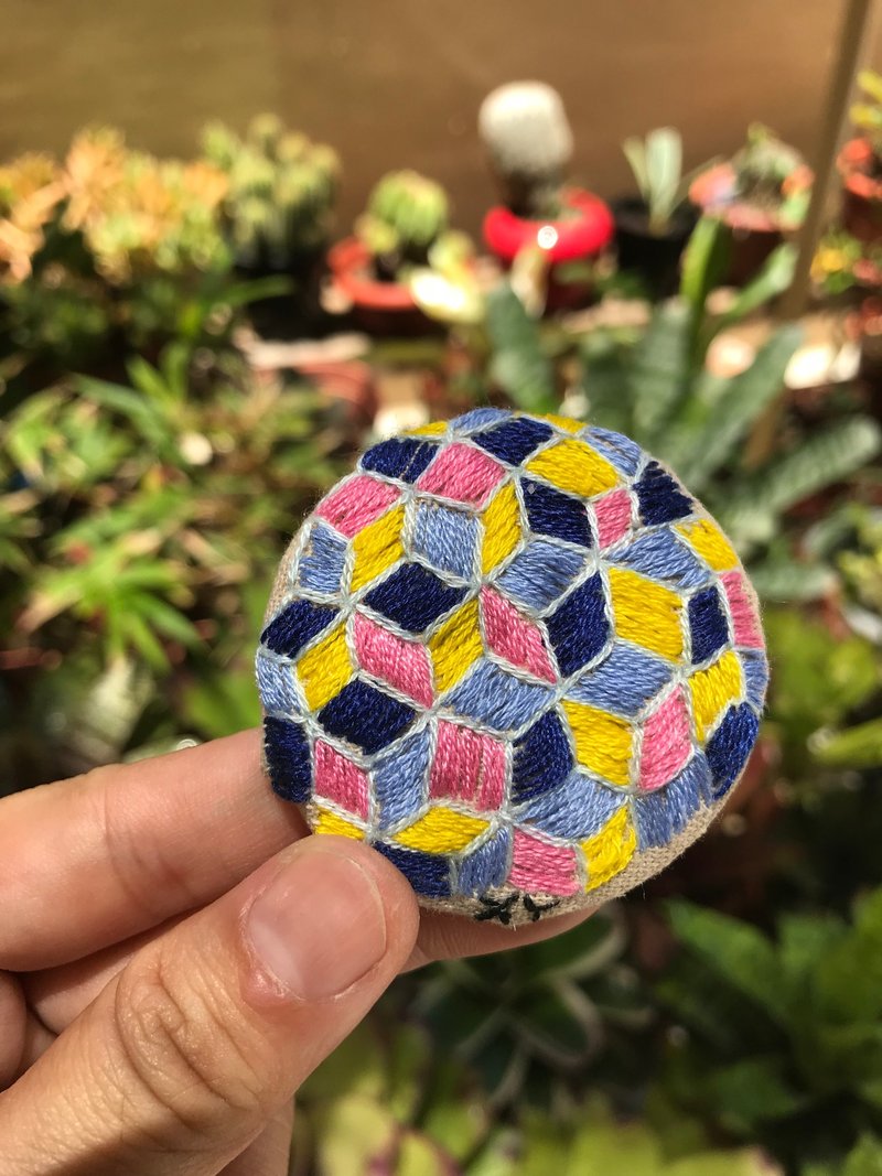 Wednesday 純手工Hand Embroidered 幾何圖形刺繡鈕扣胸針 - 胸針 - 繡線 多色