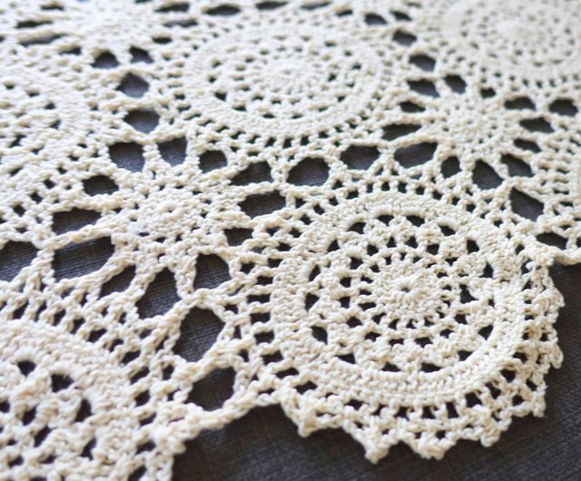 No.60『ホワイトのレース編みドイリー』（テーブルクロス）ハンドメイド かぎ針編み ドイリー レース テーブルクロス 花柄 コットン