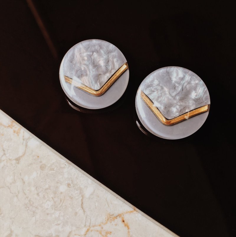 稀少老件 V耳環 耳針 - 耳環/耳夾 - 壓克力 銀色