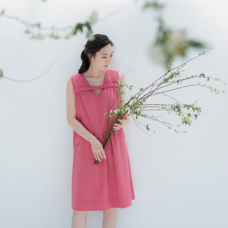 The long table on the roof vest dress - berry muffins - One Piece Dresses - Cotton & Hemp Red