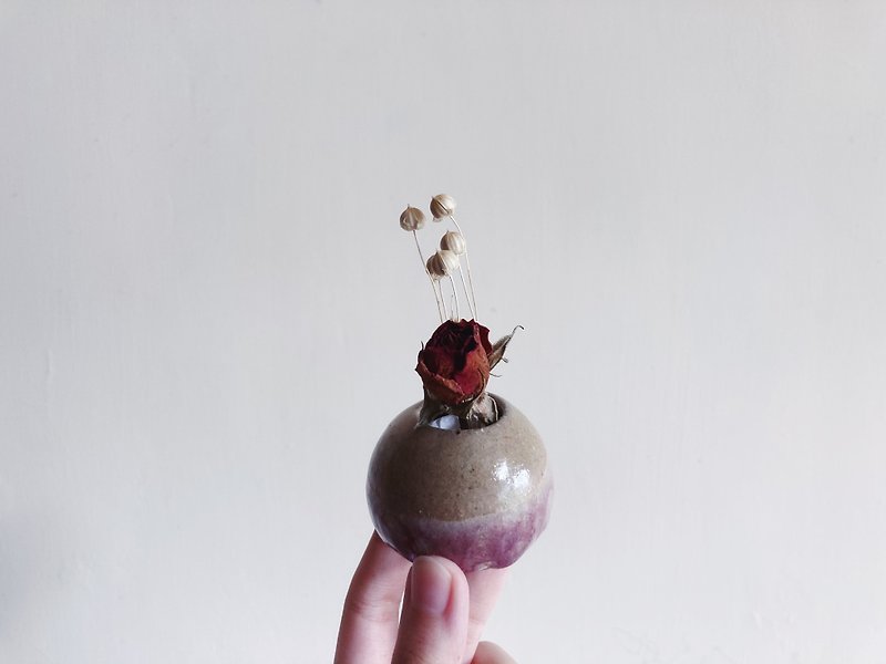 Handmade mini pink ceramic vase with dry flower - เซรามิก - ดินเผา สึชมพู