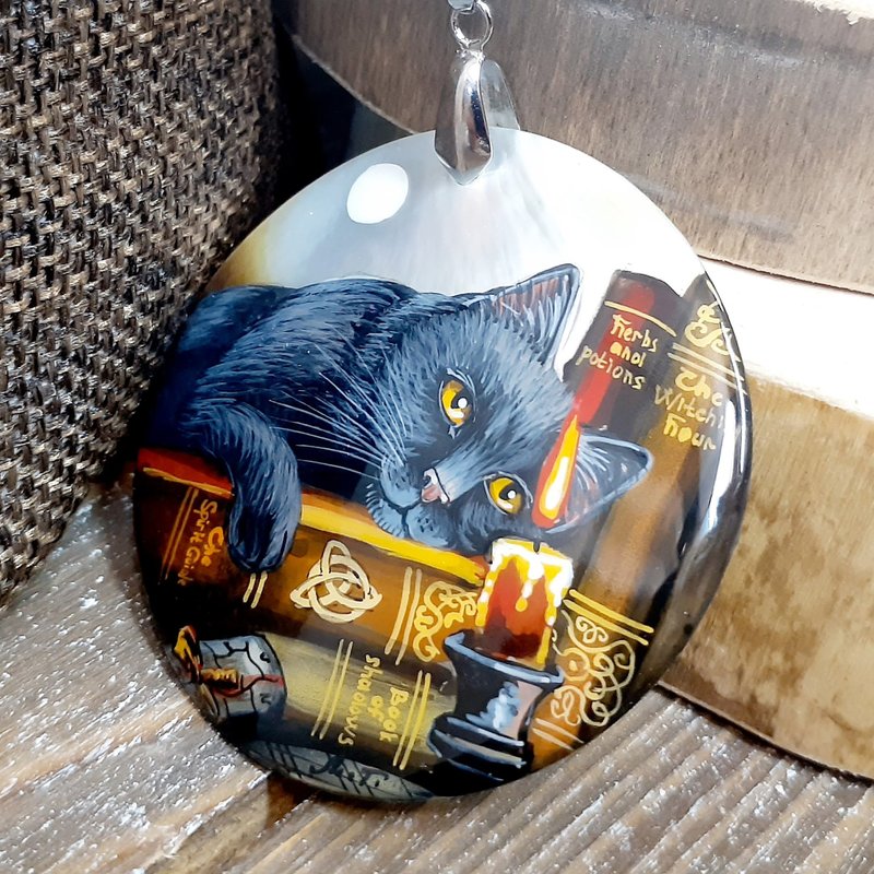 Mysterious black cat on pearl pendant. Dainty handmade jewelry on lacquer shell - สร้อยคอ - เปลือกหอย สีดำ