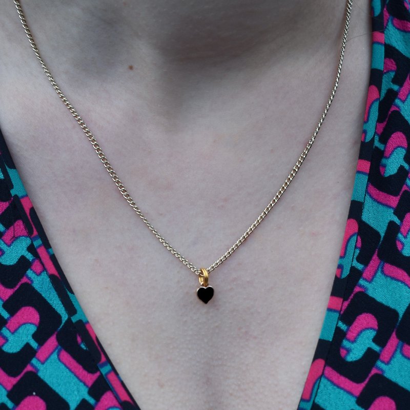Black heart enamel minimalist huggie necklace | by Ifemi Jewels - 項鍊 - 其他材質 金色