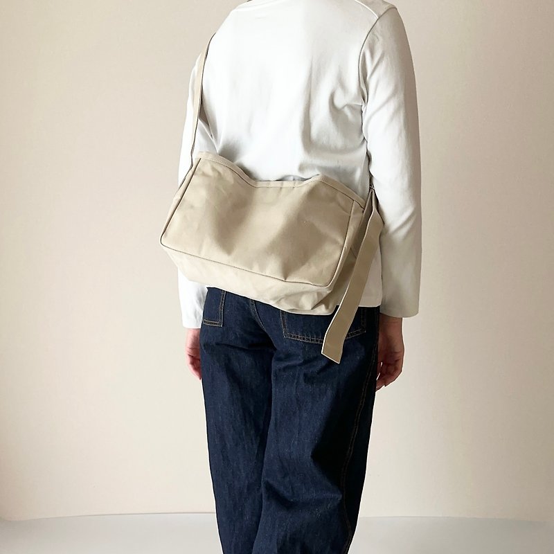 Square Shoulder Paraffin Beige - กระเป๋าแมสเซนเจอร์ - ผ้าฝ้าย/ผ้าลินิน 