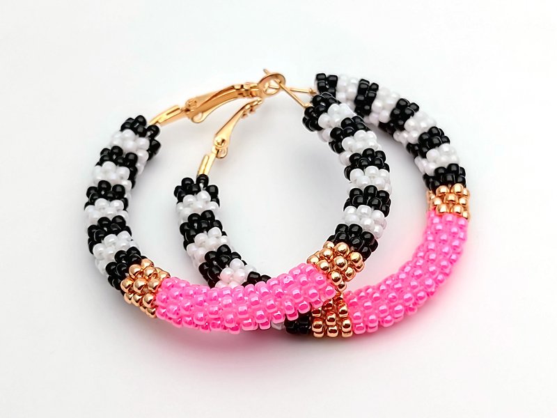 圈型耳環 , 串珠耳環, Pink beaded hoop earrings, Bright hoops - ต่างหู - แก้ว สึชมพู