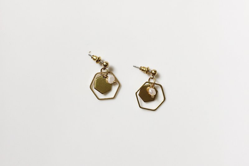 Three square pearl brass hexagonal earrings - ต่างหู - เครื่องเพชรพลอย สีทอง