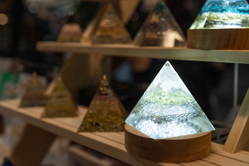 【カスタマイズオルゴナイトエネルギータワー】オルゴナイト宇宙生命力ピラミッド - 置物 - レジン 透明