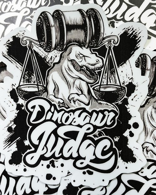 蟲蟲商號X原創設計T-shirt 美式黑白 恐龍法官三世 霧面 厚磅 超耐磨貼紙