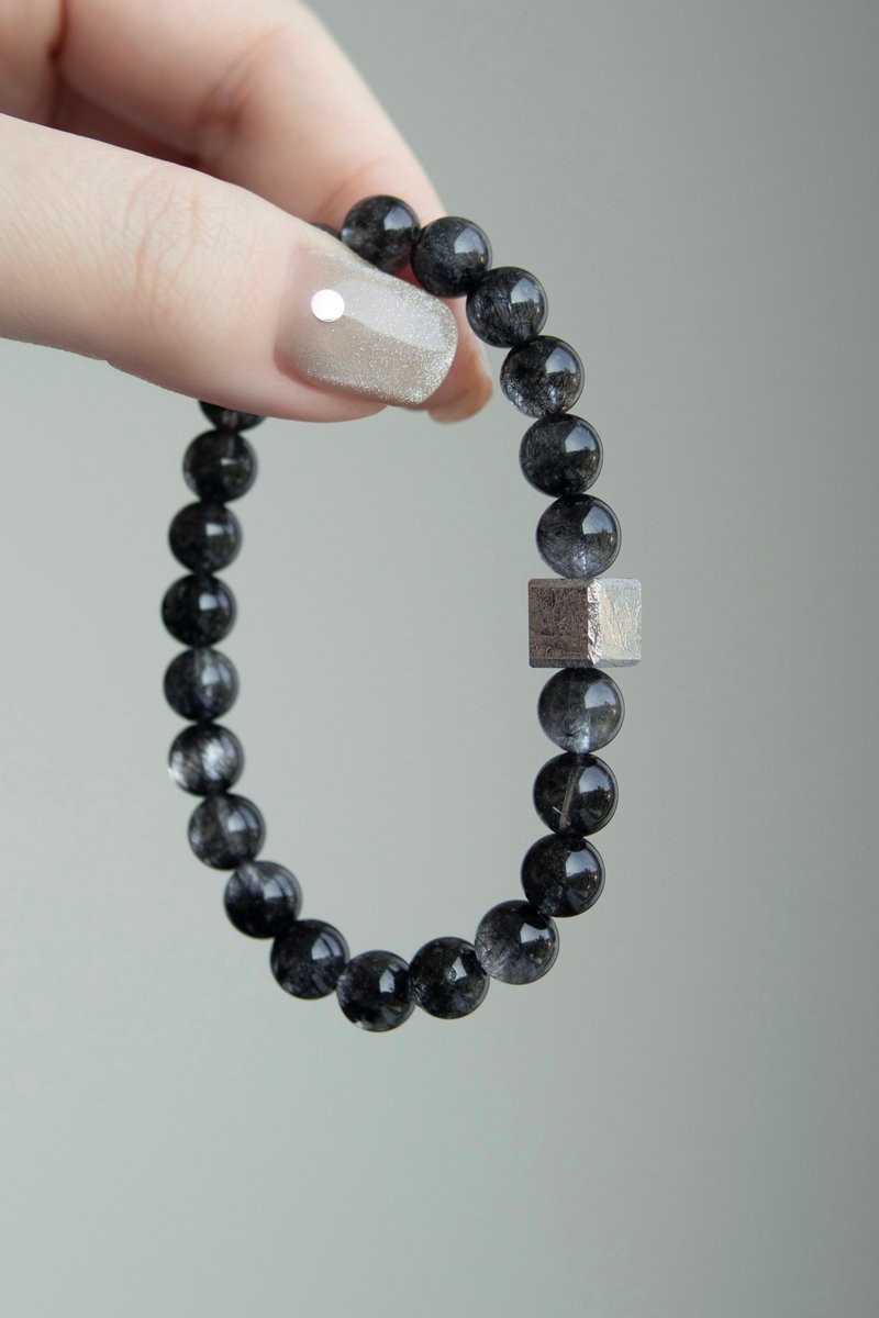 Rare blue-black hair crystal + iron bracelet to attract wealth, clear negative energy, protect yourself, ward off evil and prevent disasters - สร้อยข้อมือ - คริสตัล 