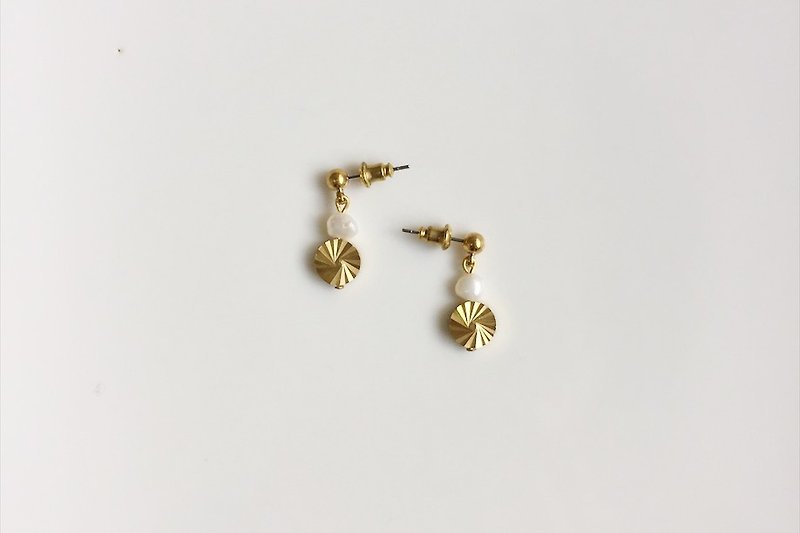 Liuhua Pavilion simple pearl brass earrings - ต่างหู - โลหะ สีทอง