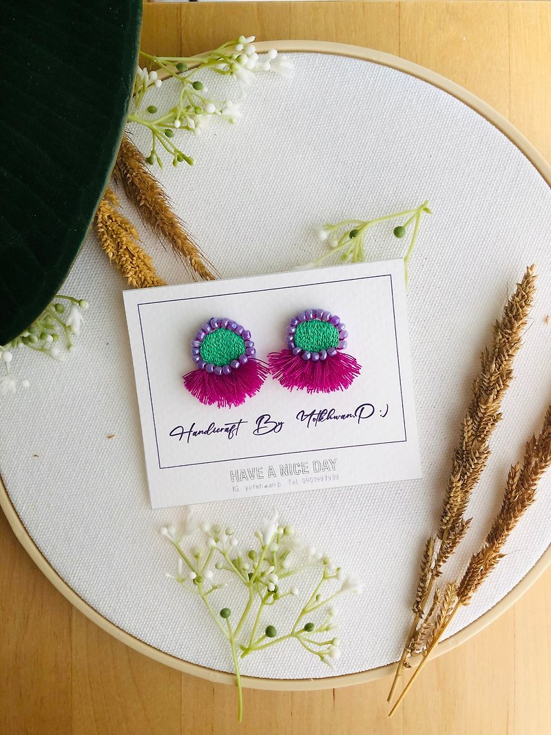 The flower earrings, Cute Flower earrings, handmade jewelry - 耳環/耳夾 - 繡線 紫色