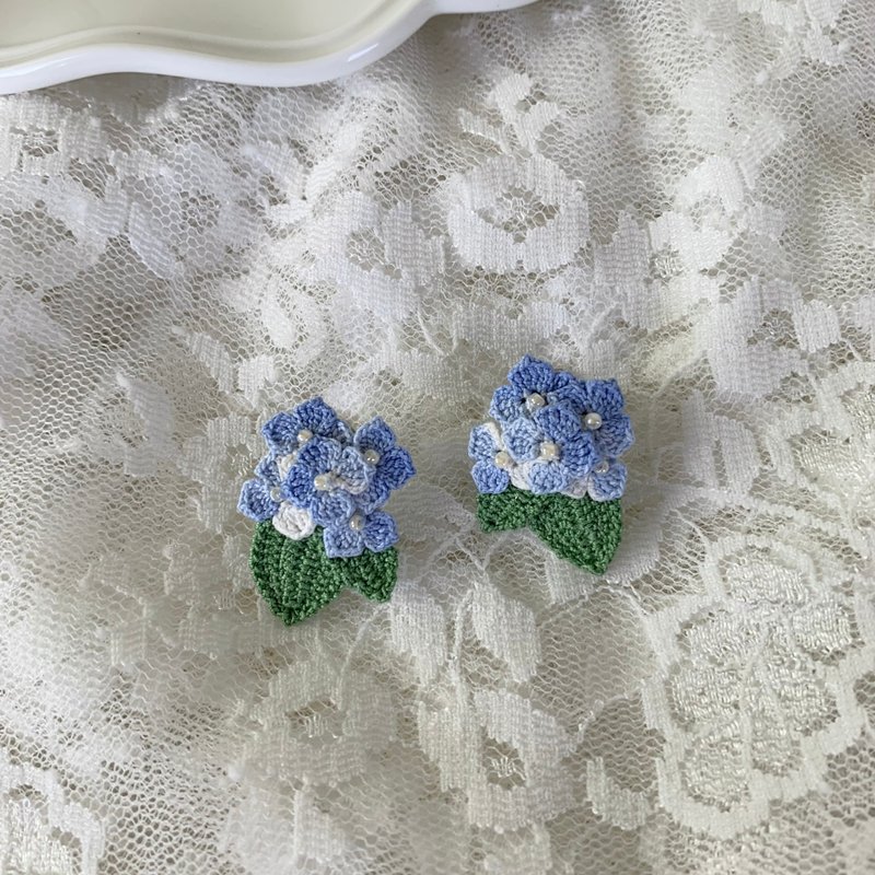 Blue hydrangea earrings 5 ​​flowers - ต่างหู - งานปัก สีน้ำเงิน