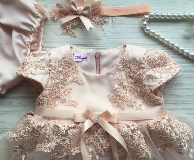 淡いショッキングピンクのレースにパールとリボンをあしらったドレス