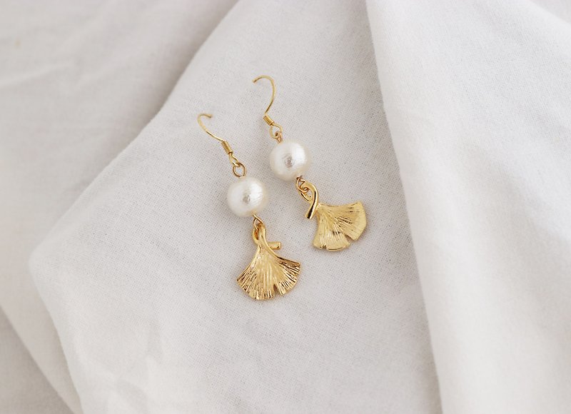 Kawagoe【Cotton Pearl】Apricot-shaped cotton pearl earrings handmade custom - ต่างหู - โลหะ สีทอง