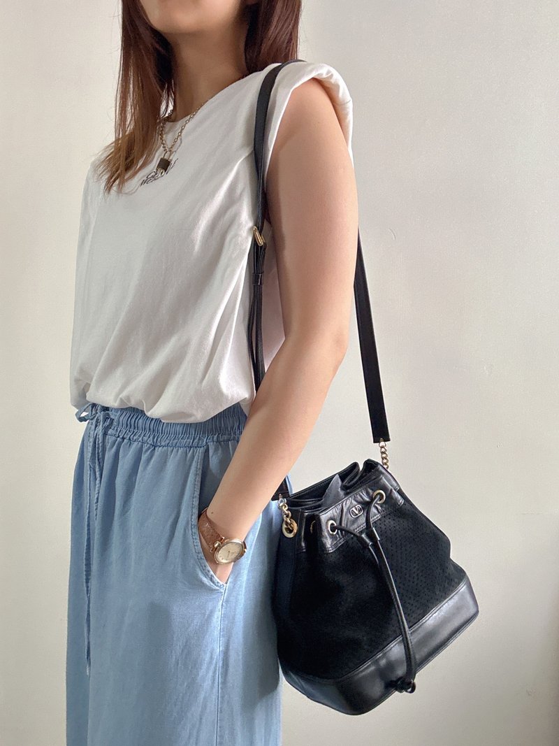 Second-hand beauty Valentino Garavani Valentino stitched leather bucket bag - กระเป๋าหูรูด - หนังแท้ สีดำ