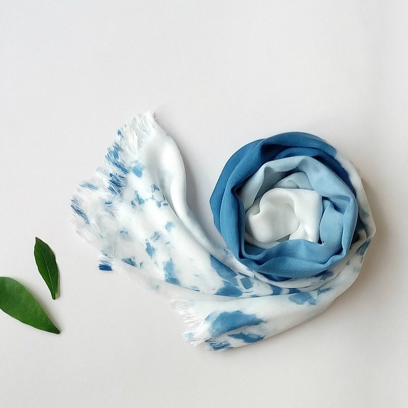 T.H.Ani 手染漸層獨特花紋絲巾 原創 藍染 披肩 細緻 快速出貨 - 絲巾 - 絲．絹 藍色