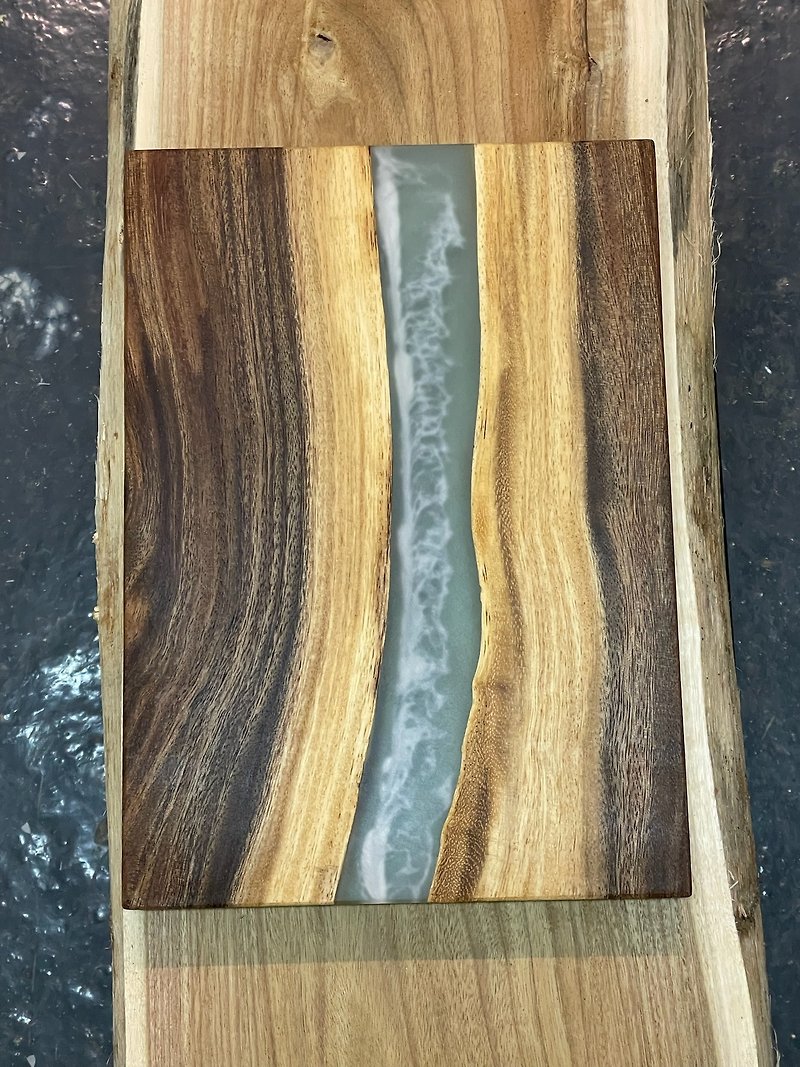 Marine resin walnut handmade tray/cutting board - Serving Trays & Cutting Boards - Wood Blue