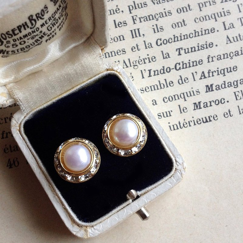 Freshwater Pearl Cabochon x Vintage Swarovski Round Earrings / Brass Ear Clip - Earrings & Clip-ons - Gemstone White