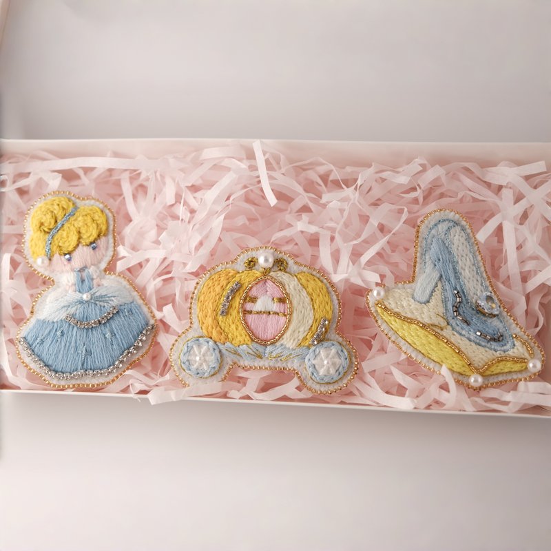 珠繡-童話系列-灰姑娘胸針-仙度瑞拉、玻璃鞋、南瓜馬車 - 心口針/胸針 - 其他材質 