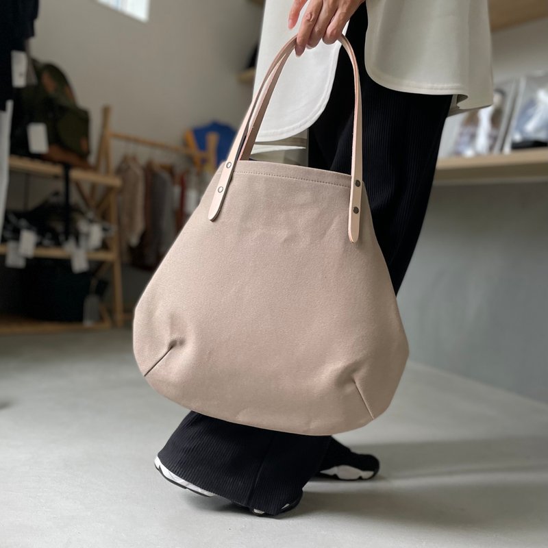 8号帆布と極厚ヌメの丸型トートバッグ-Mサイズ【グレージュ】 - 手袋/手提包 - 棉．麻 卡其色