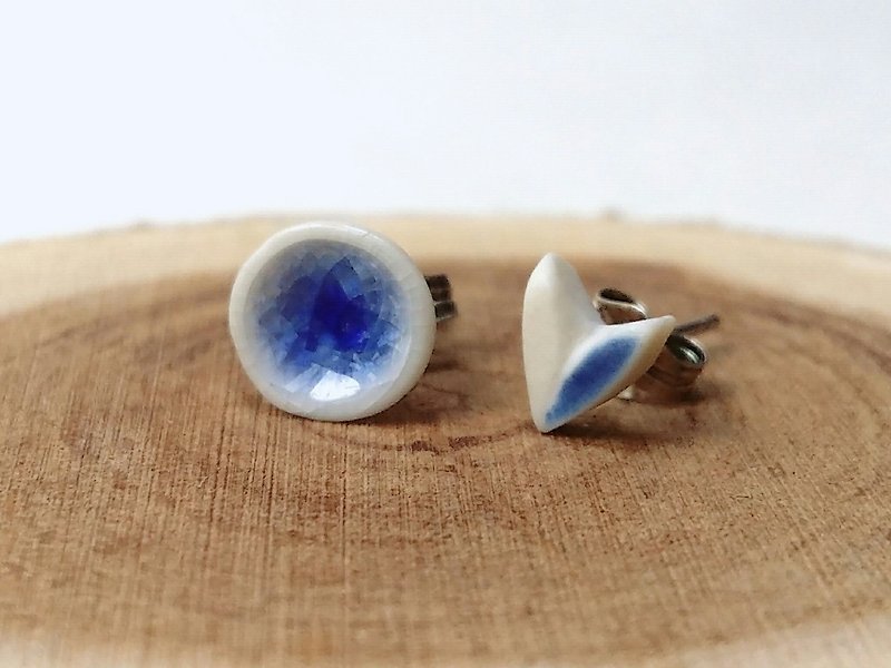 【co.空と青鳥】 藍色 微空間 白瓷耳環 925銀針 - 耳環/耳夾 - 瓷 藍色