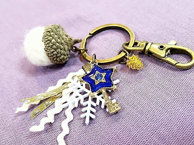 Paris*Le Bonheun. Forest of happiness. Star key. Wool felt acorns. Pine cone key ring charm - Keychains - Other Metals Blue