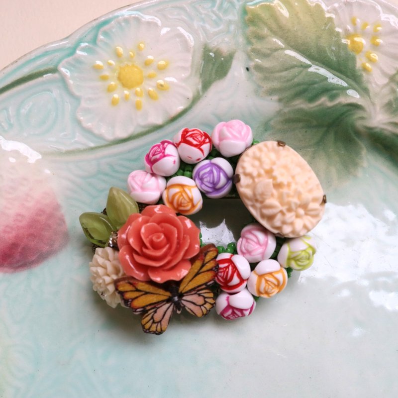 Petit Trianon Rose Garden Wreath Brooch Flower Lover Colorful Czech Glass Czech Beads Butterfly Rose - เข็มกลัด - พลาสติก หลากหลายสี