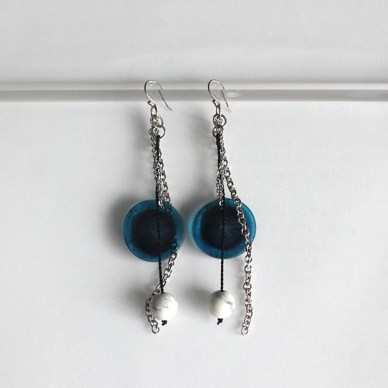 彩色樹脂圓片耳環 藍色宇宙 - 耳環/耳夾 - 塑膠 藍色