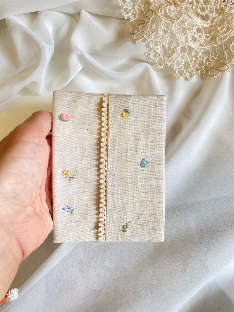 【芳小姐手作】刺繡小物 隨身面紙小包 謝師禮物 禮物 - 其他 - 棉．麻 多色