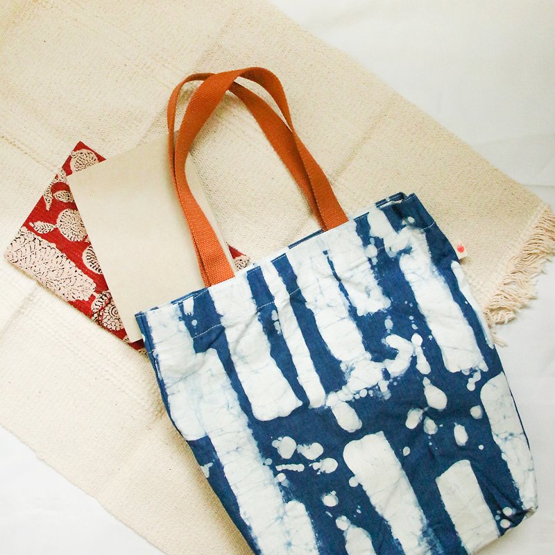 Handmade Batik Floe Tote Bag - กระเป๋าแมสเซนเจอร์ - ผ้าฝ้าย/ผ้าลินิน สีใส