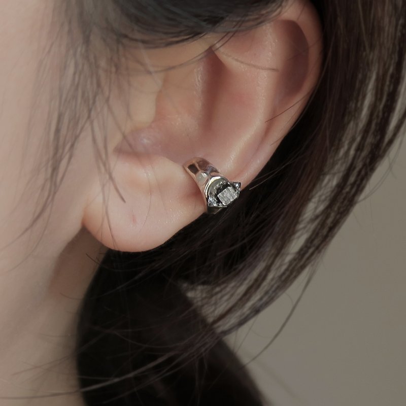 925 Sterling Silver Black Herkimer Diamond Wide Hammered Ear Cuff Earring Free Packaging - ต่างหู - เงินแท้ สีเทา
