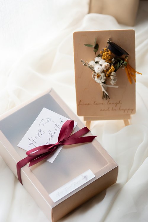 艾伊蒔花 Aiyi Floral Design 畢業限定迷你乾燥花束木質卡片 - 永生乾燥花禮 (附禮盒包裝)