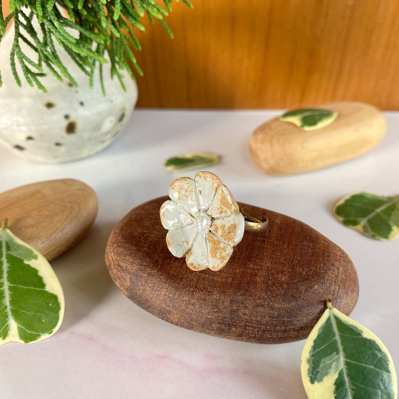 Flower Ring/ Ceramic / jewelry - 戒指 - 陶 白色