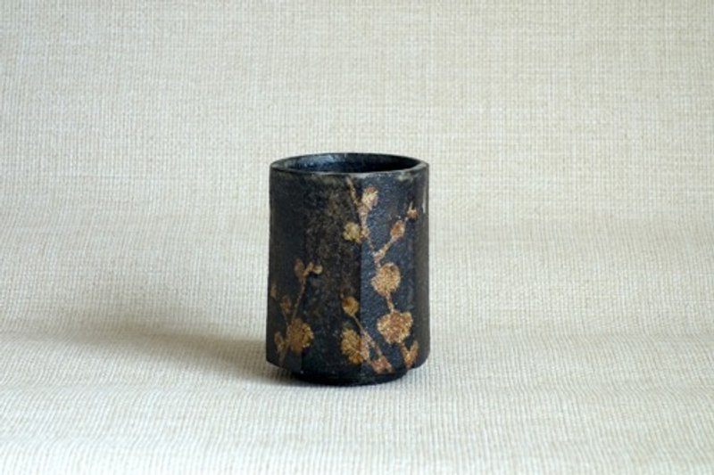 Octagonal Teacup with Gold Plum Blossoms - ถ้วย - ดินเผา สีดำ