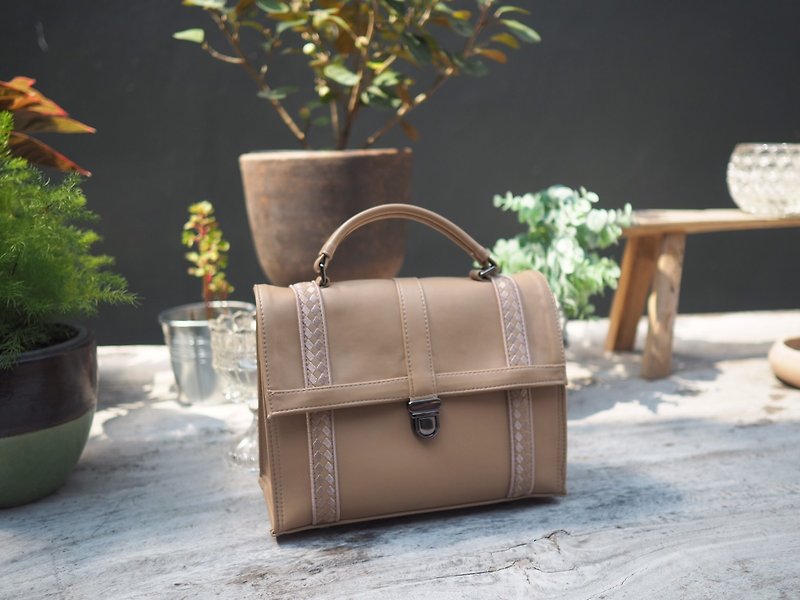 Beige Cover Bag (L) - กระเป๋าแมสเซนเจอร์ - งานปัก สีทอง
