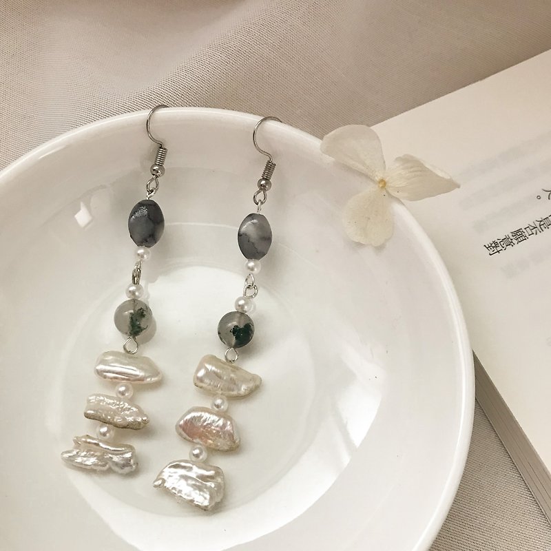 Quiet Time Pearl Oyster Dangle Earrings - ต่างหู - ไข่มุก 