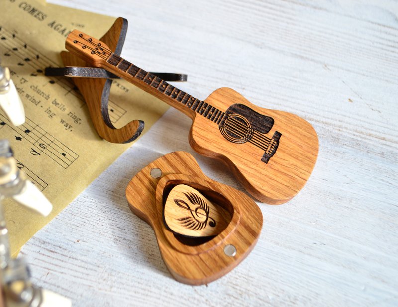 Guitar picks holder with engraved wooden pick for personalized gift to guitarist - Guitar Accessories - Wood Multicolor