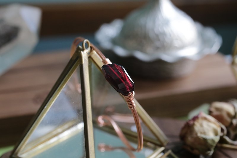 Rare irregular Stone Bronze bracelet in multiple colors - สร้อยข้อมือ - เครื่องเพชรพลอย สีแดง