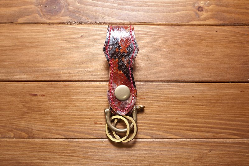 Dreamstation leather Pao Institute, red python leather key ring, key ring. - ที่ห้อยกุญแจ - หนังแท้ สีแดง