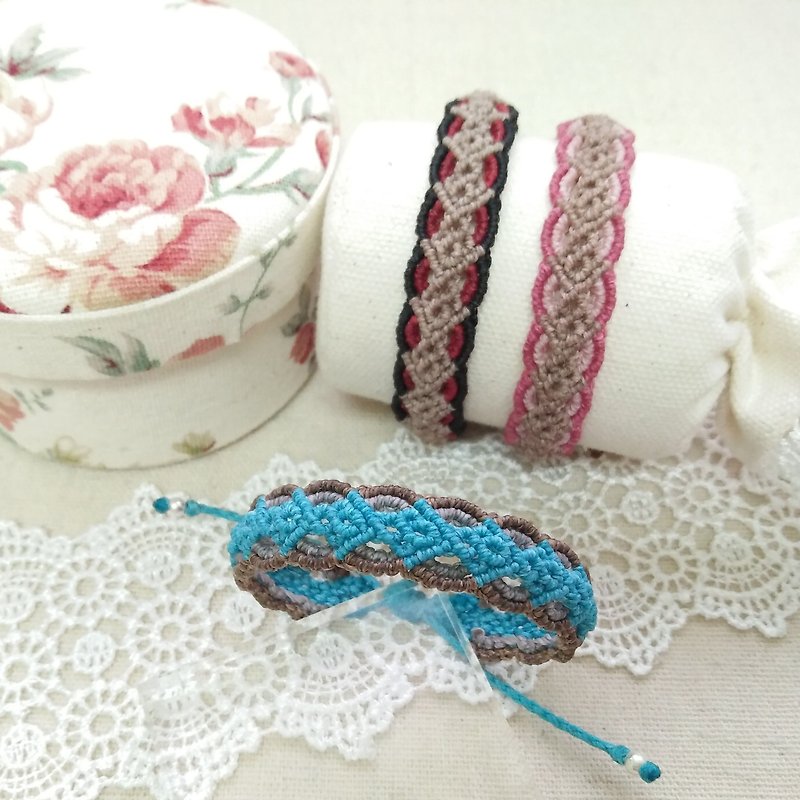 Handmade by BUHO. Classic lace. South American Brazilian Wax thread braided bracelet - สร้อยข้อมือ - วัสดุอื่นๆ หลากหลายสี