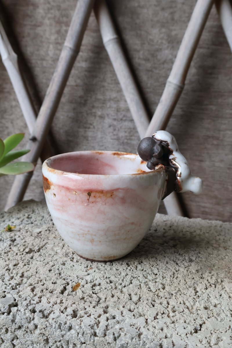 粉志野手握杯-療癒羊咩咩款-容量約150cc - 茶壺/茶杯/茶具 - 陶 