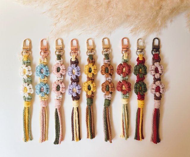 マクラメ手作り編み込み小花開きチャームキーホルダー - ショップ nani