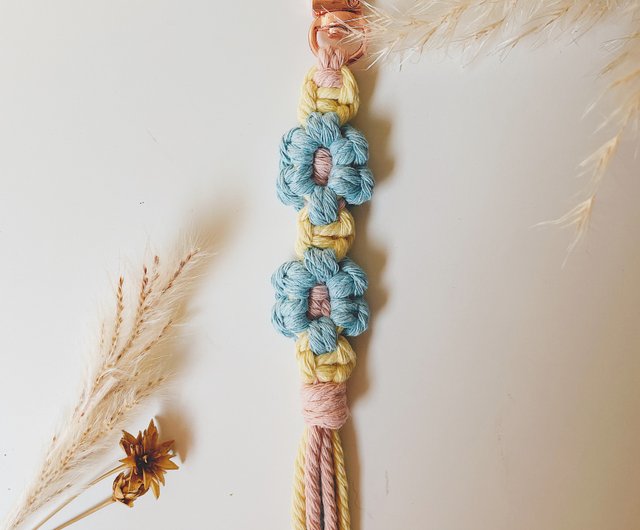 マクラメ手作り編み込み小花開きチャームキーホルダー - ショップ nani
