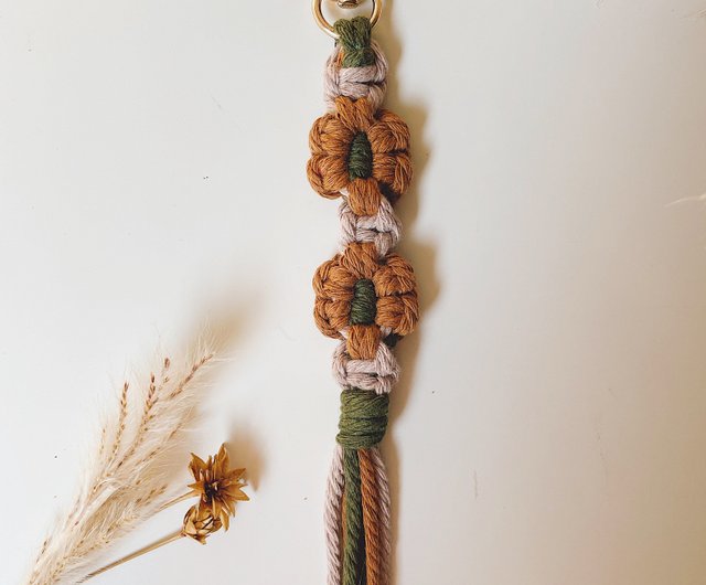 マクラメ手作り編み込み小花開きチャームキーホルダー - ショップ nani