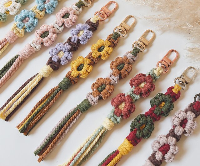 紫のマクラメキーリング マクラメ手作り編み込み小花開きチャーム