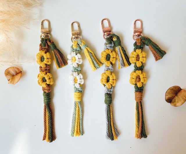 紫のマクラメキーリング マクラメ手作り編み込み小花開きチャームキーホルダー