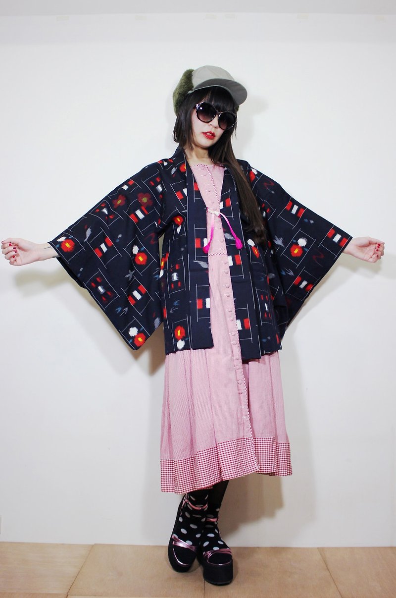 F2097[日本製和服](Vintage)深藍色方格紅色花朵織紋日本和服羽織（はおり）(聖誕禮物交換禮物) - 女大衣/外套 - 棉．麻 藍色