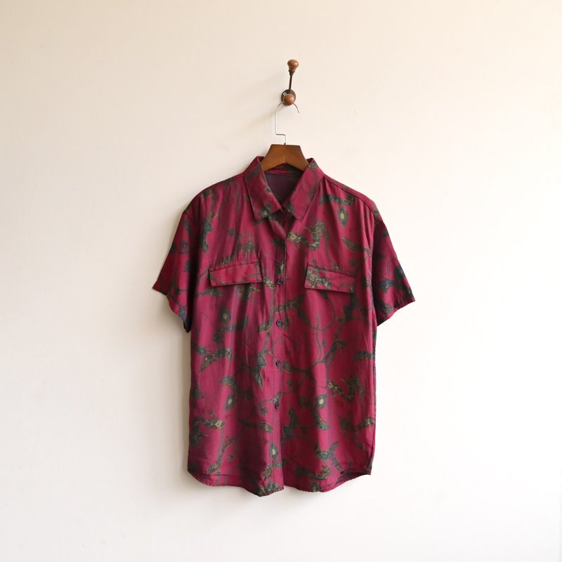 [Egg Plant Vintage] Royal Treasure Print Short Sleeve Vintage Shirt - เสื้อเชิ้ตผู้หญิง - ไฟเบอร์อื่นๆ สีแดง